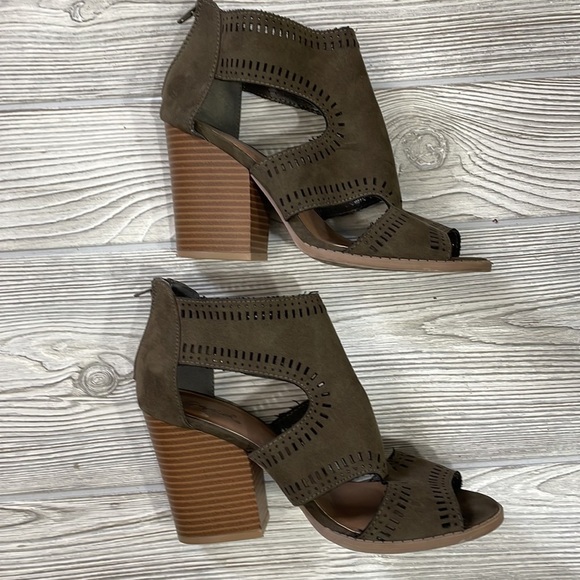 Qupid olive green peep toe cutout ankle zip bootie - Picture 4 of 7